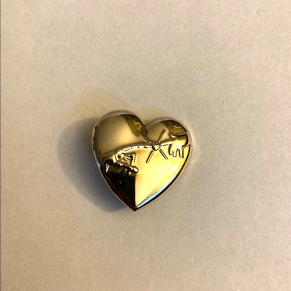 ET Movie Gold Colored Heart Pin - Picture 6 of 6